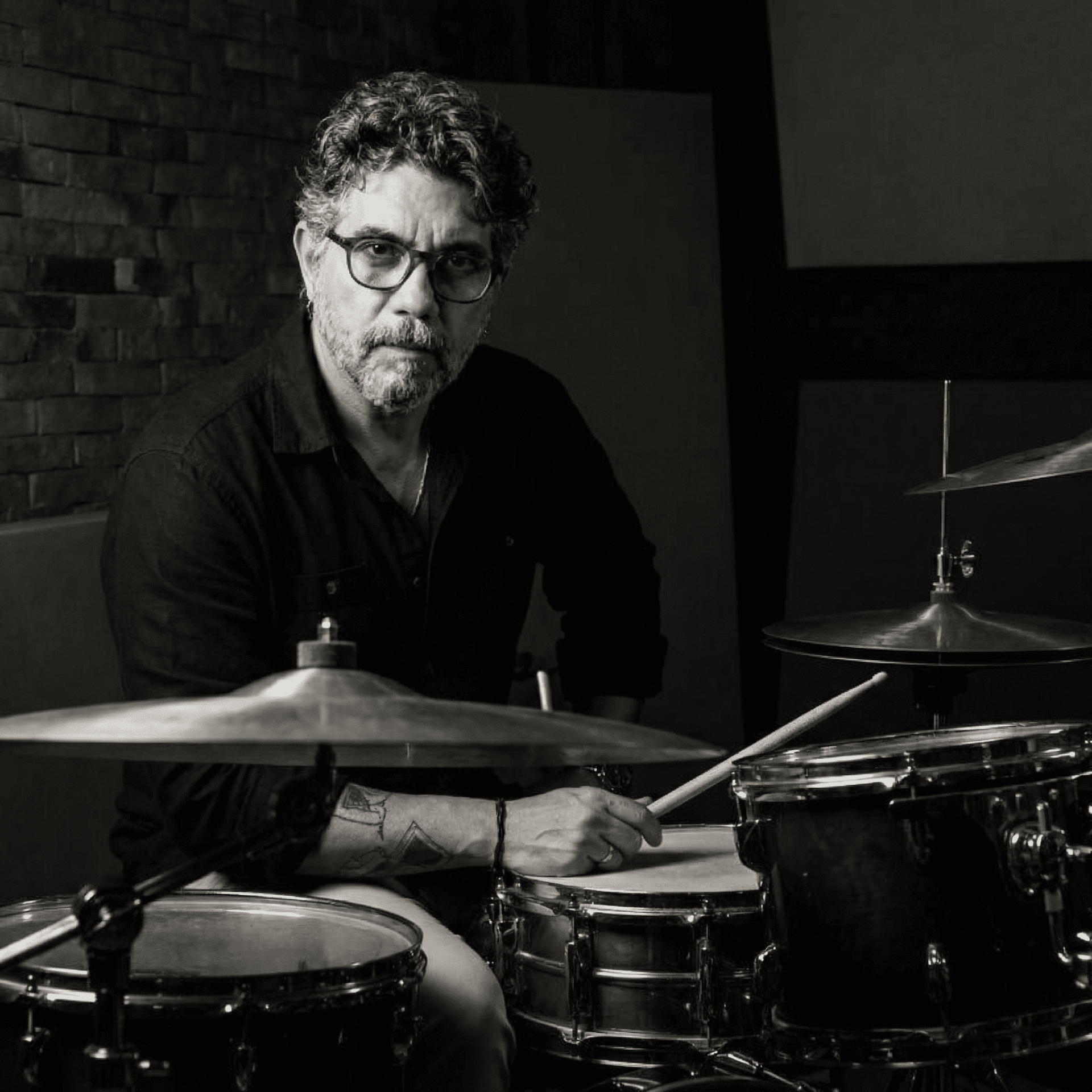Gledson Meira tocando bateria